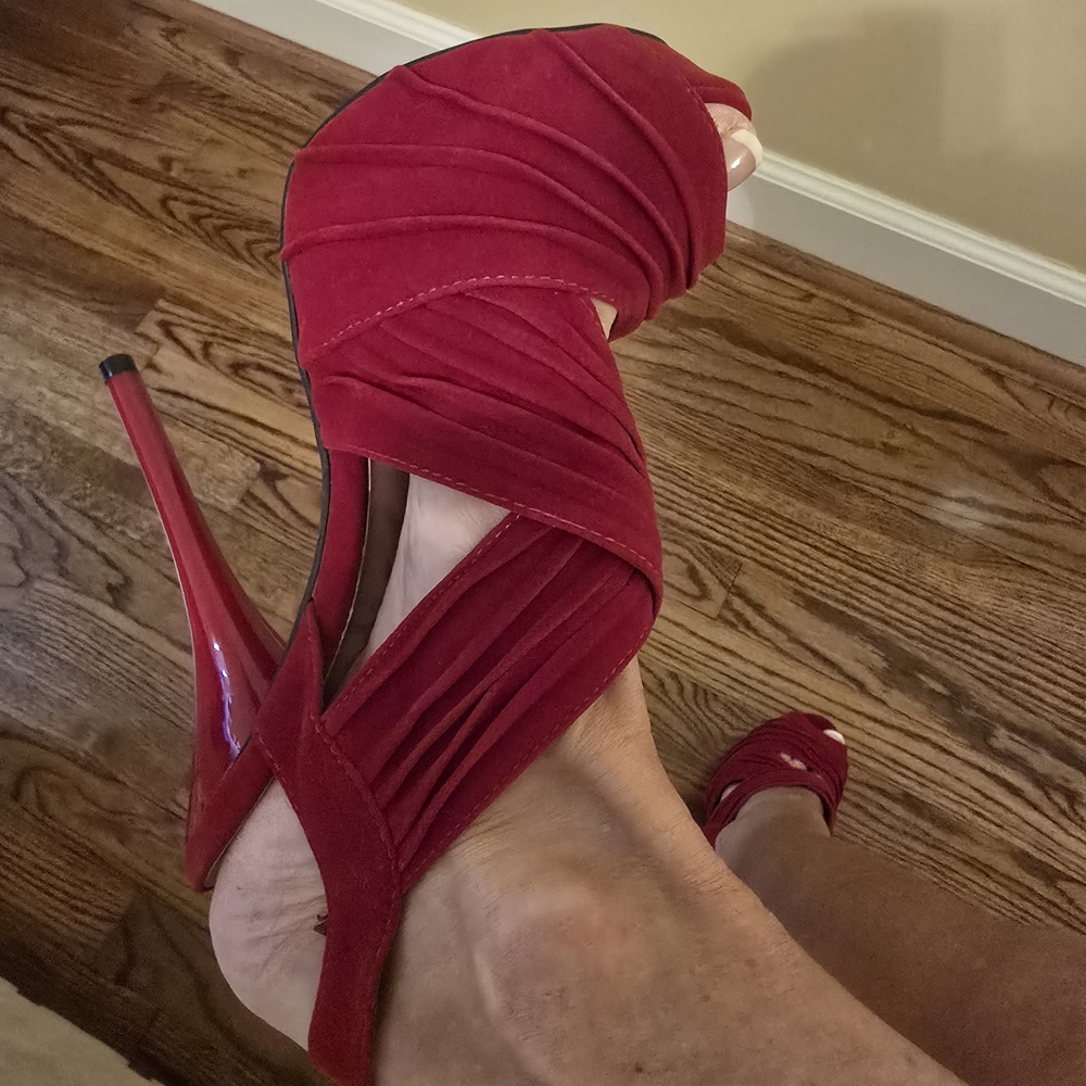 Qupid Red Velvet Platform Heels- Only Worn Fore Photos Inside - Picture 9 of 9